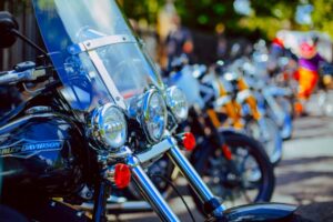 ¿Se detienen las motos más rápido que los coches?