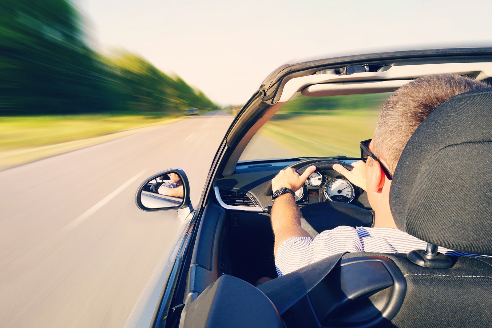 Управлять дорогой. Cabriolet Driving on the Highway. Looking at the Road behind the Wheel.