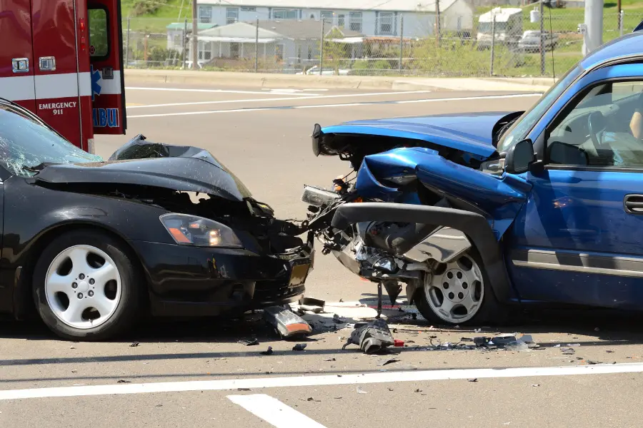 ​¿Cómo actuar ante una colisión frontal entre coches?