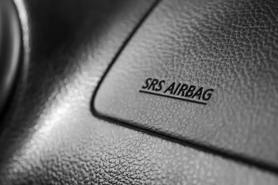 ¿Qué provoca las lesiones causadas por los airbags?