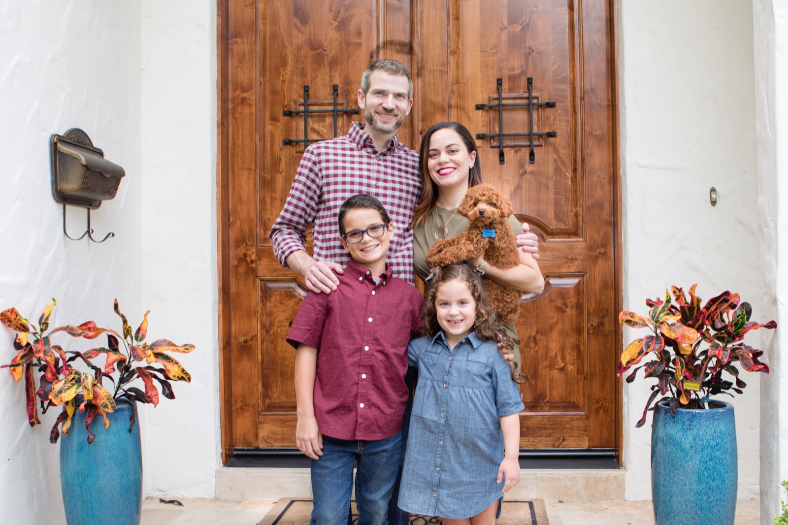 Michael T. Gibson con su familia en su casa de Orlando, Florida